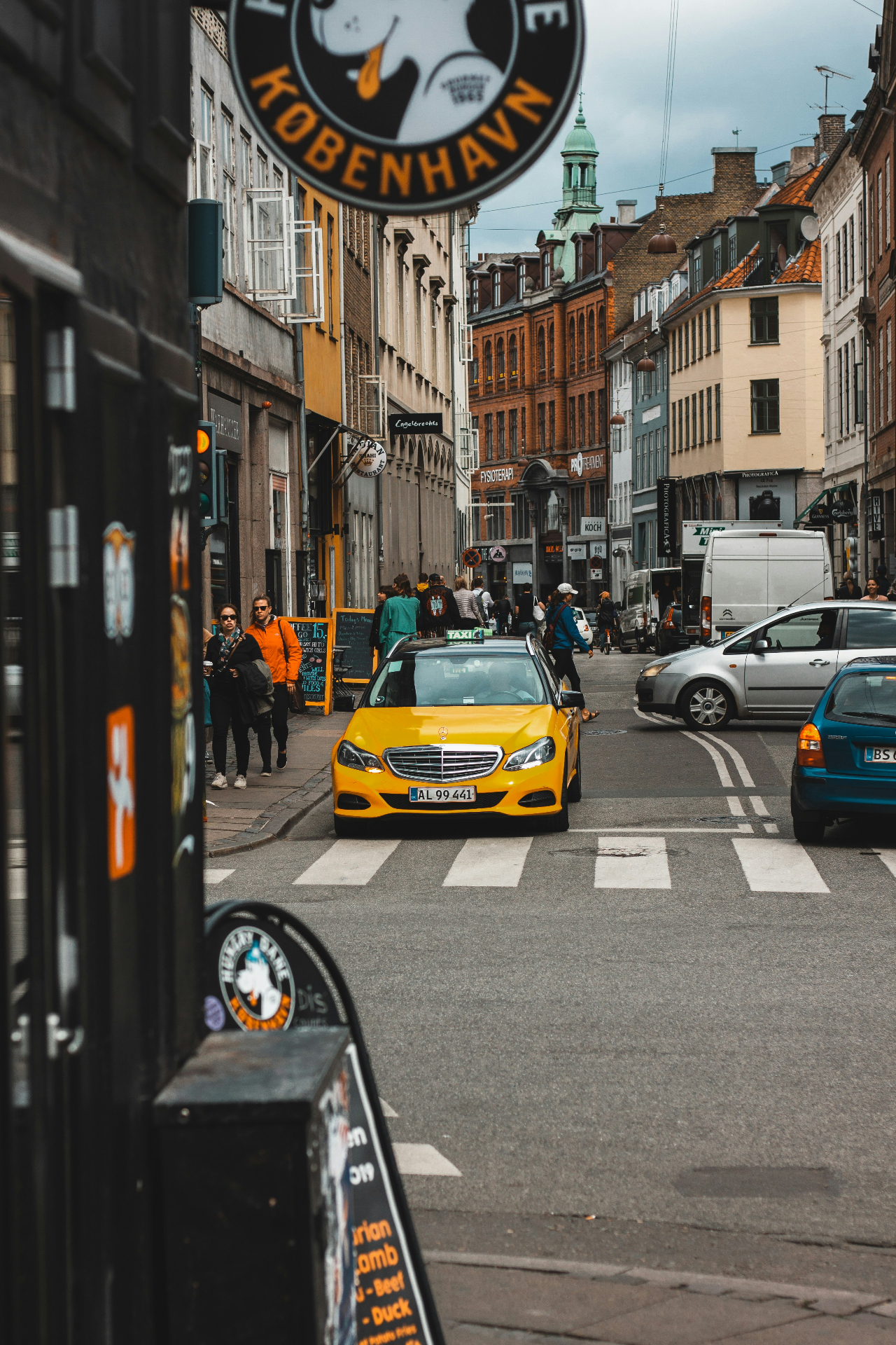 Yellow taxi on a busy København street
