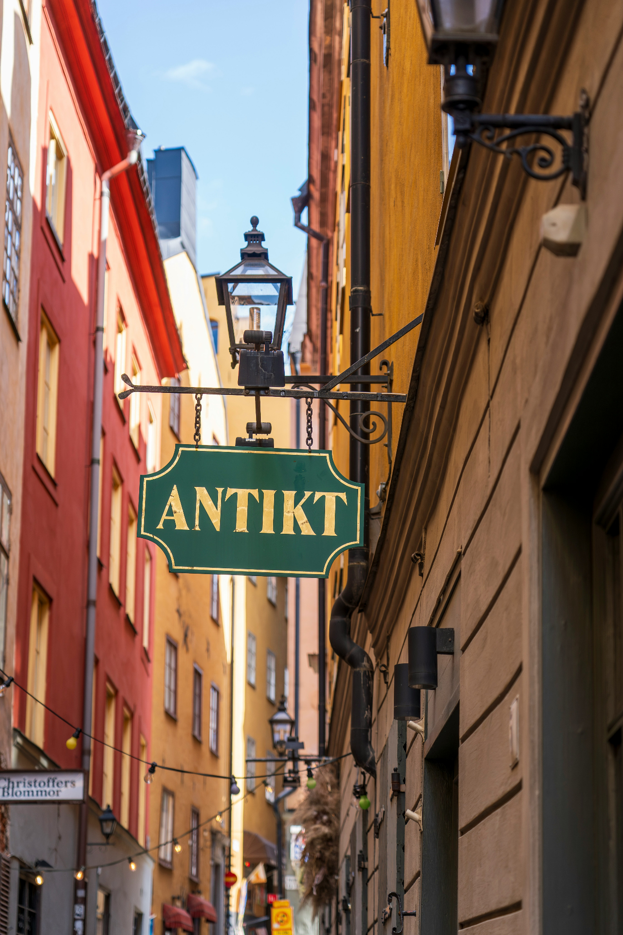Antikt sign hanging in a narrow Gamla Stan alley